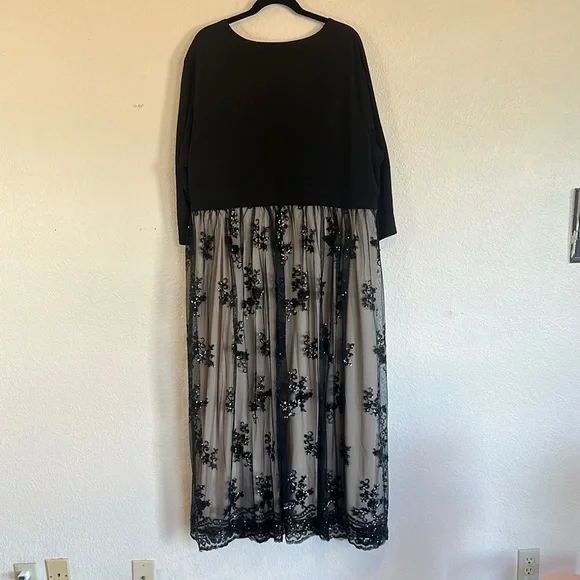 Elegant Black and Cream Floral Dress - Picture 3 of 3